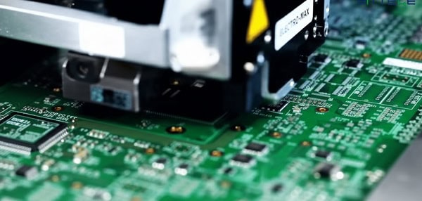 High-speed SMT pick and place machine in pcba manufacturing process.