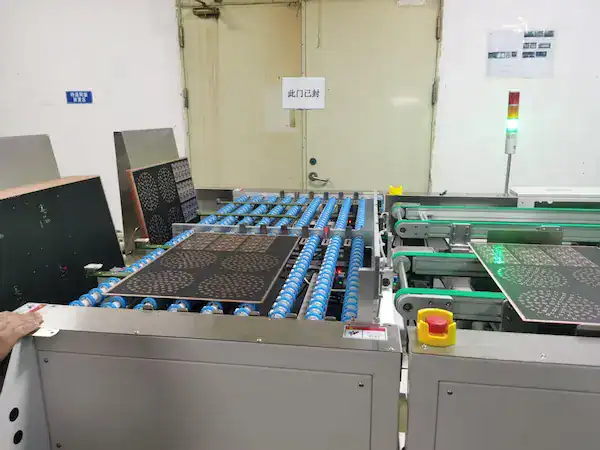 Automated PCB panel feeding and roller conveyor system for production line processing
