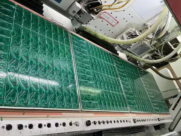 High-speed CNC drilling machine for rapid PCB prototyping via hole processing