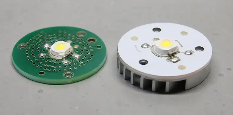 Aluminum pcb led comparison showing FR4 thermal vias beside a metal-core LED board sample