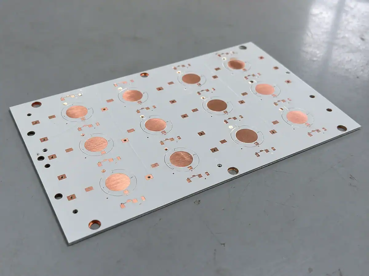Single-sided aluminum metal core PCB for LED lighting with copper thermal pads