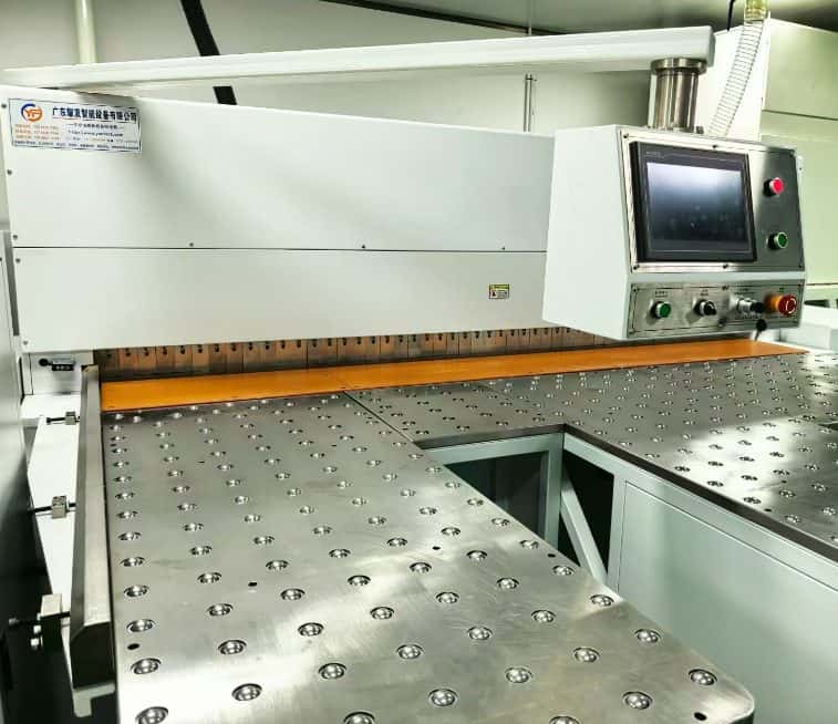 Laminate cutting machine in the Queen EMS PCB factory, Shenzhen